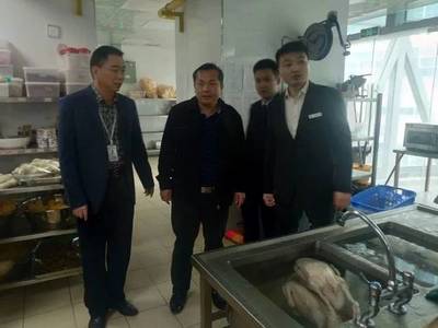 秀英區曾武副區長帶隊檢查兩會及年貨食品安全，重點關注散裝及預包裝食品銷售